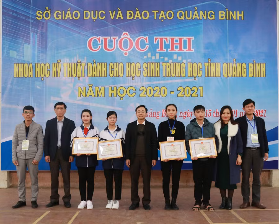 Lãnh đạo Sở GD&amp;ĐT tỉnh Quảng Bình chụp ảnh lưu niệm với hai dự án đạt giải nhất tại hội thi.