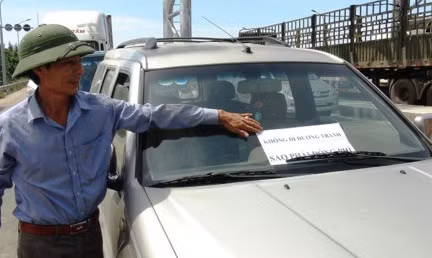 Để phản đối mức phí quá cao qua trạm thu phí Quán Hàu (Quảng Ninh Quảng Bình) người dân đã mang phương tiện chắn các luồng vào trạm thu phí