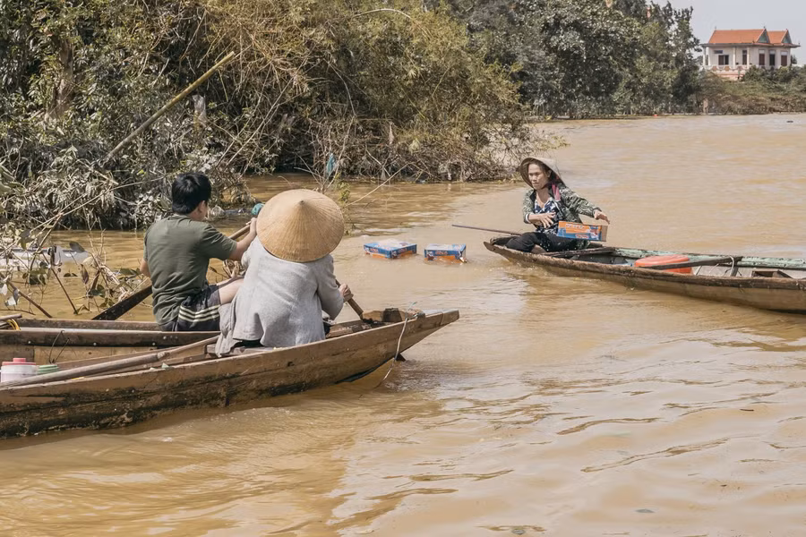 Người dân gặp nhau trên đỉnh lũ lịch sử