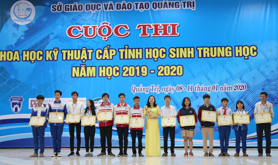 Bà Lê Thị Hương, Giám đốc Sở GD&ĐT tỉnh Quảng Trị trao phần thưởng cho các em học sinh đạt giải nhất. Bà Lê Thị Hương, Giám đốc Sở GD&ĐT tỉnh Quảng Trị trao phần thưởng cho các em học sinh đạt giải nhất.