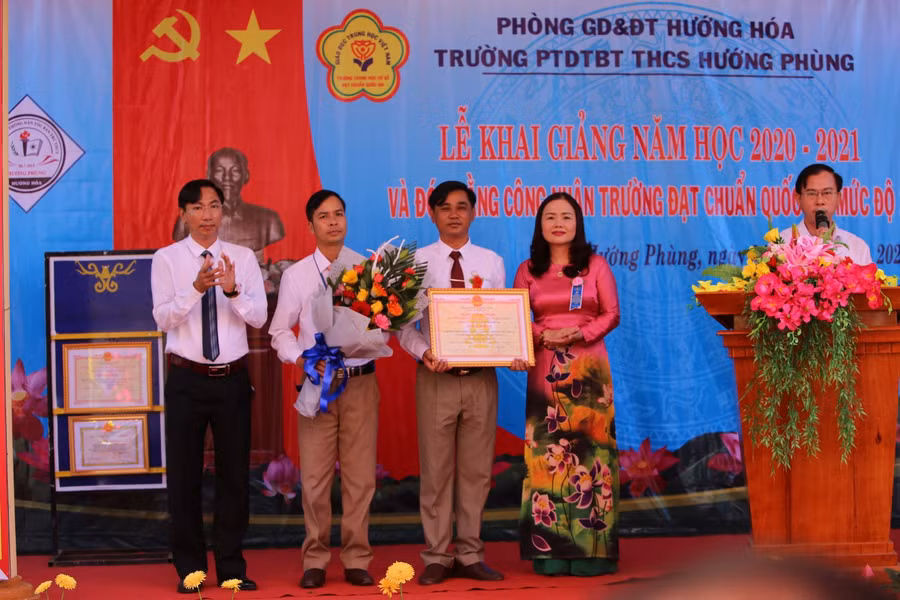 Nhà trường đón nhận danh hiệu Trường THCS đạt chuẩn Quốc gia mức độ II