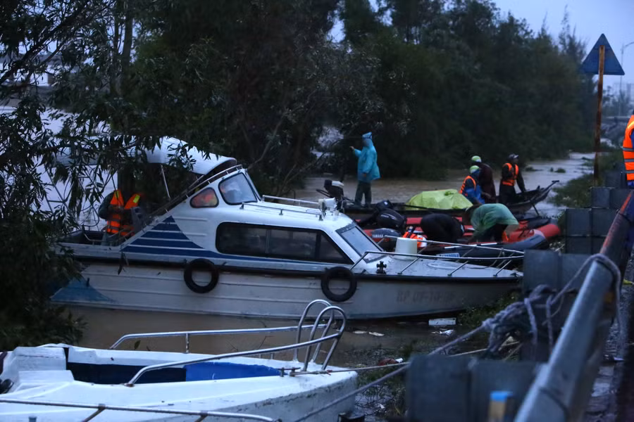 Sắp xếp nước uống, lương khô lên các ca nô