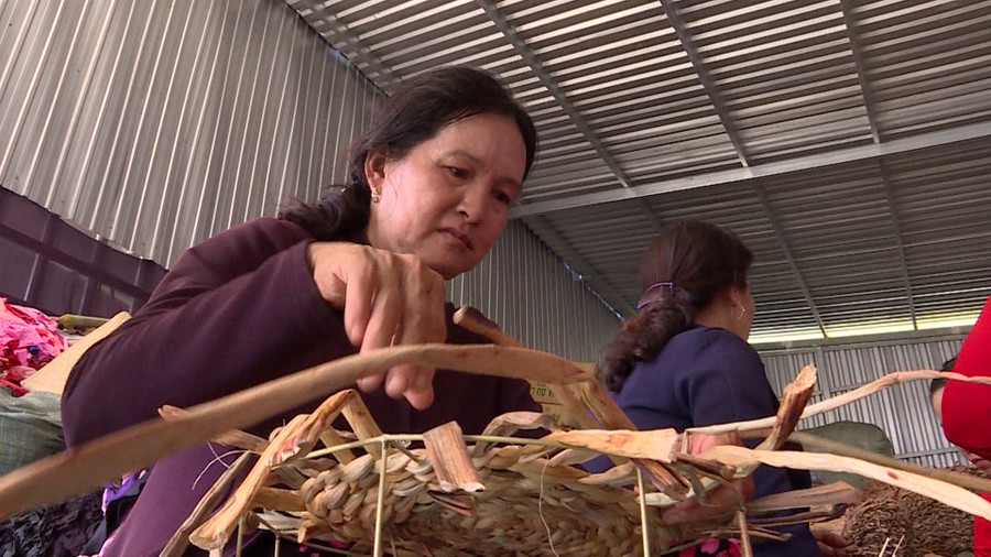 Trung bình 1 tháng chị em trong CLB thu nhập khoảng 3 triệu đồng/người. Trung bình 1 tháng chị em trong CLB thu nhập khoảng 3 triệu đồng/người.