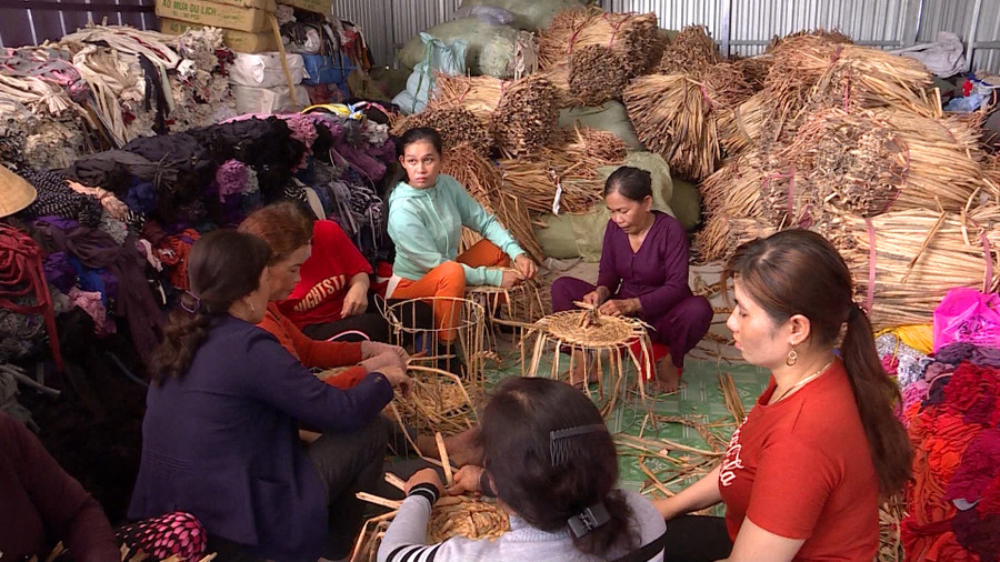 Đan lục bình là công việc chính được phụ nữ trong CLB làm với hơn 40 sản phẩm. Đan lục bình là công việc chính được phụ nữ trong CLB làm với hơn 40 sản phẩm.