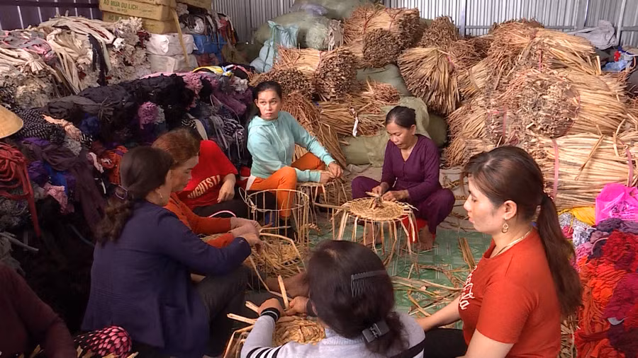 Đan lục bình là công việc chính được phụ nữ trong CLB làm với hơn 40 sản phẩm.