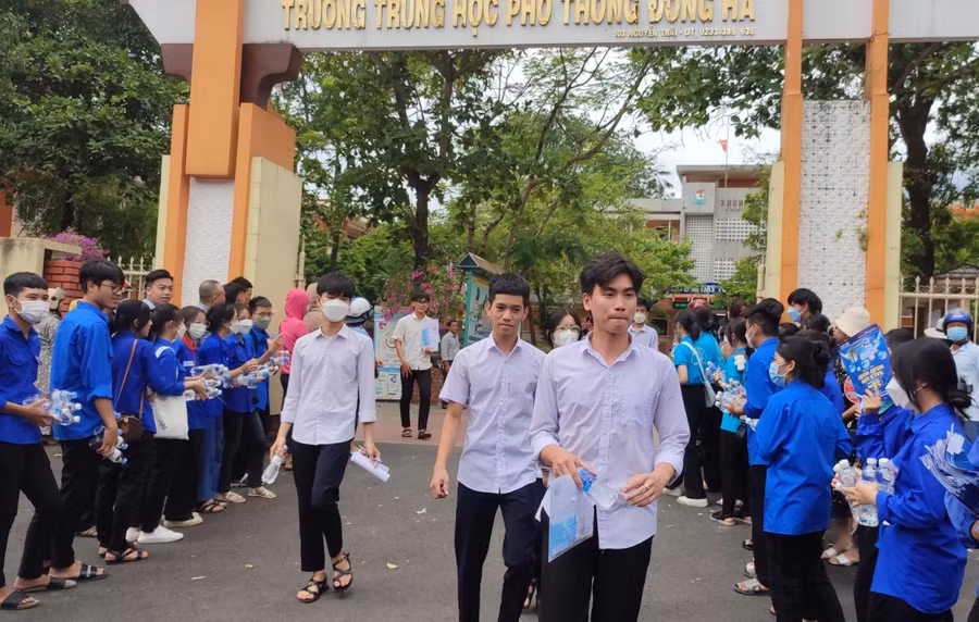 Những tràng pháo tay chức mừng những thí sinh đầu tiên rời khỏi điểm thi trong buổi thi đầu tiên.