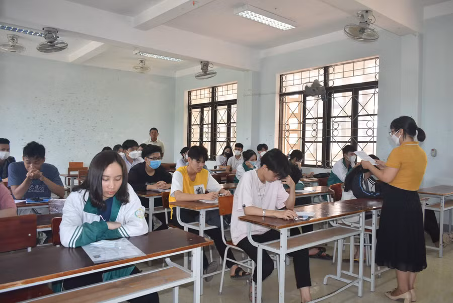 Cán bộ coi thi phổ biến quy chế thi và kiểm tra các thông tin cho các thí sinh.