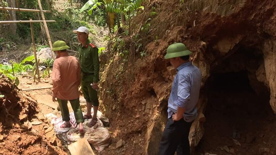 Đoàn kiểm tra tiếp cận một hầm khai thác vàng trái phép do các đối tượng để lại.