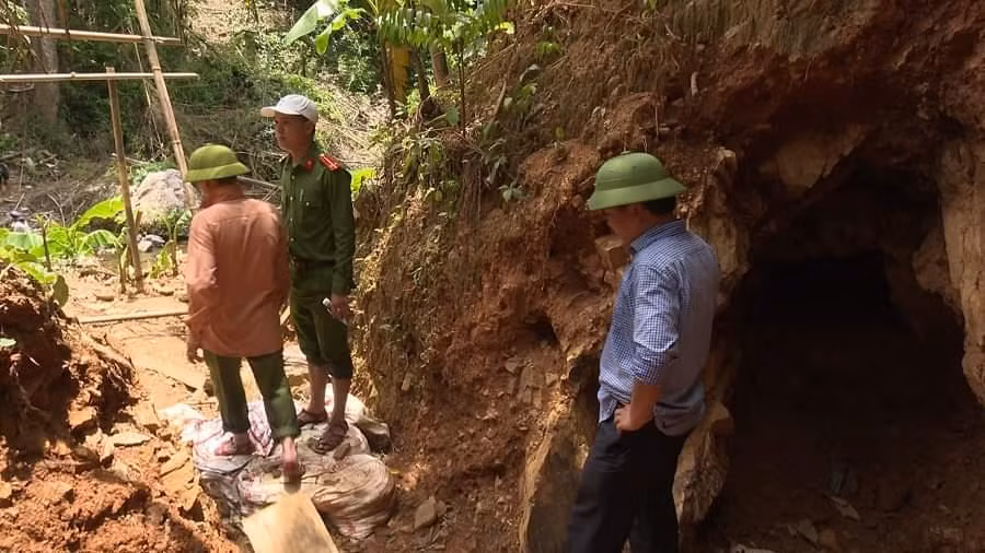 Đoàn kiểm tra tiếp cận một hầm khai thác vàng trái phép do các đối tượng để lại.