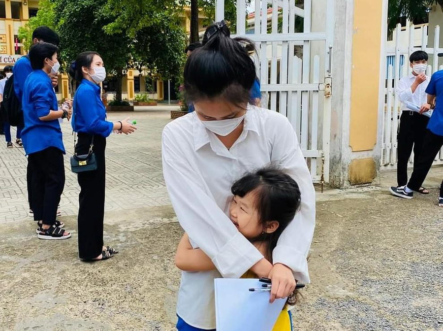 Cái ôm động viên của em gái dành cho chị mình trước khi bước vào phòng thi. Cái ôm động viên của em gái dành cho chị mình trước khi bước vào phòng thi.