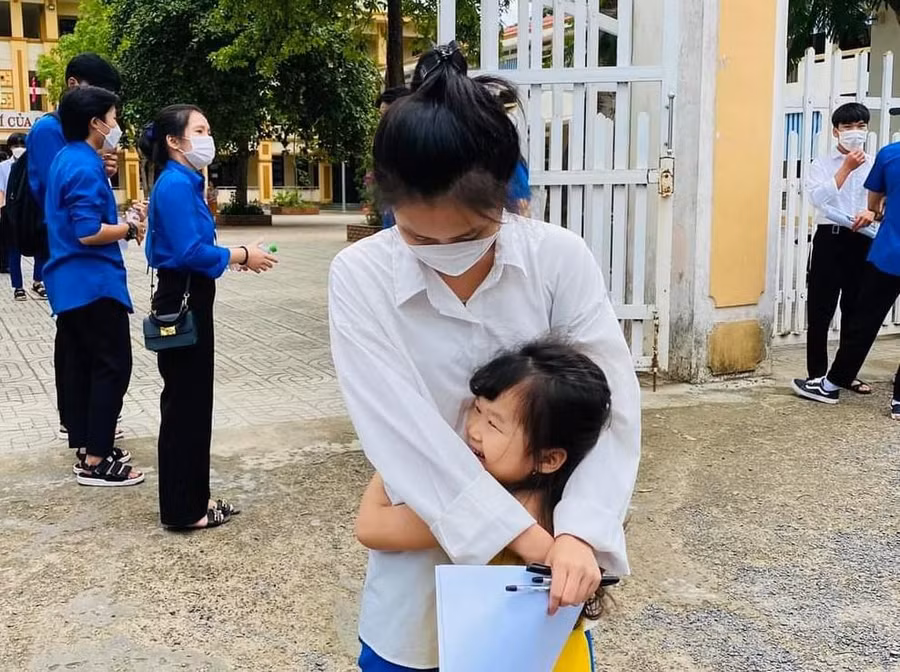 Cái ôm động viên của em gái dành cho chị mình trước khi bước vào phòng thi.