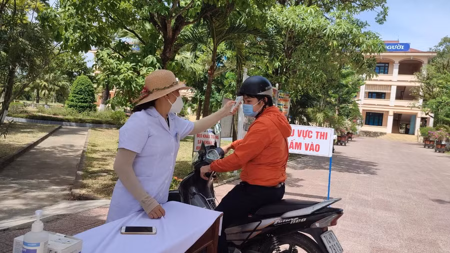 Thí sinh được đo thân nhiệt trước khi vào phòng thi.