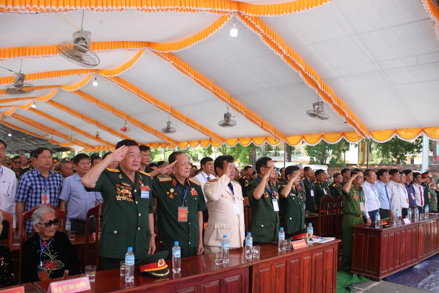 Các đại biểu, cùng các hội viên Hội Chiến sĩ Thành cổ Quảng Trị năm 1972 tham gia tại buổi lễ.