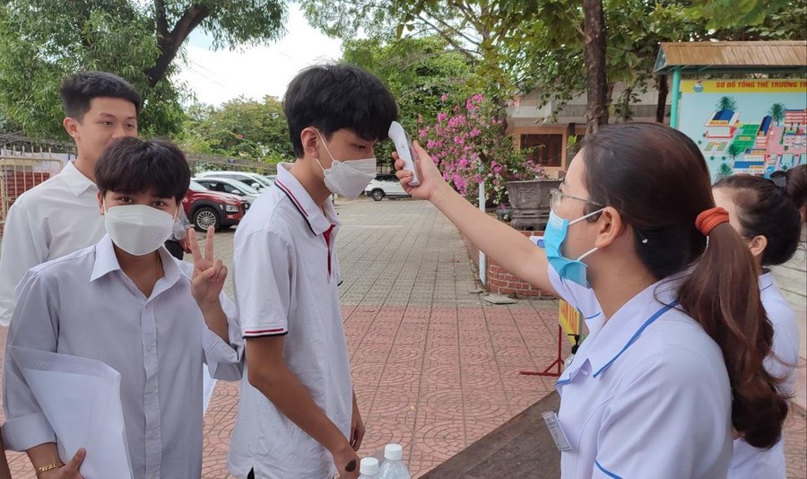 Thí sinh được đo thân nhiệt và sát khuẩn tay trước khi vào phòng thi. Thí sinh được đo thân nhiệt và sát khuẩn tay trước khi vào phòng thi.