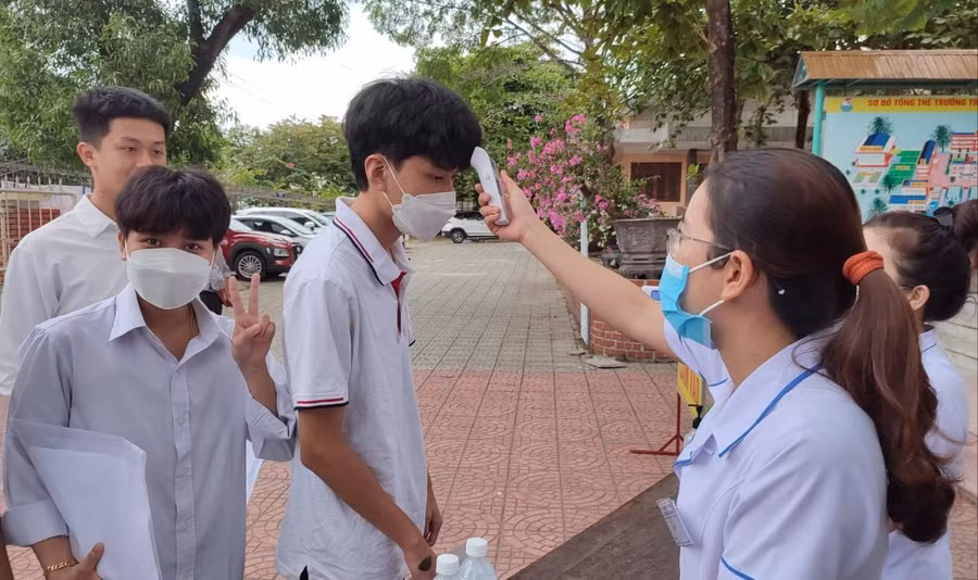 Thí sinh được đo thân nhiệt và sát khuẩn tay trước khi vào phòng thi.