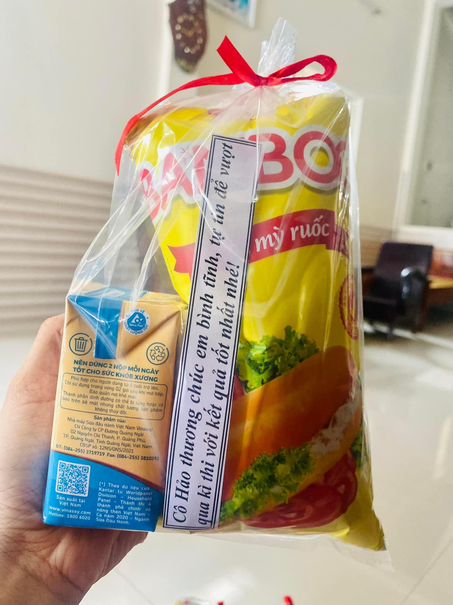 Trong mỗi túi quà, cô Hảo còn cẩn thận in tấm giấy với lời chúc các thí sinh đầy ấm áp. Trong mỗi túi quà, cô Hảo còn cẩn thận in tấm giấy với lời chúc các thí sinh đầy ấm áp.