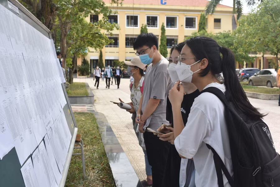 Thí sinh xem sơ đồ các phòng thi tại Điểm thi Trường THPT Chuyên Võ Nguyên Giáp.