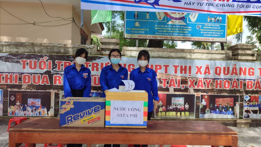 Các đoàn viên tham gia tiếp sức mùa thi. Các đoàn viên tham gia tiếp sức mùa thi.