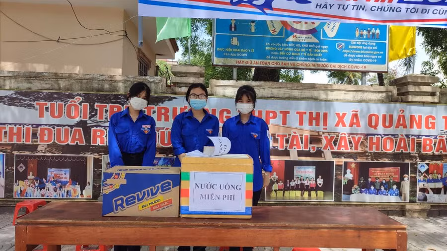 Các đoàn viên tham gia tiếp sức mùa thi.