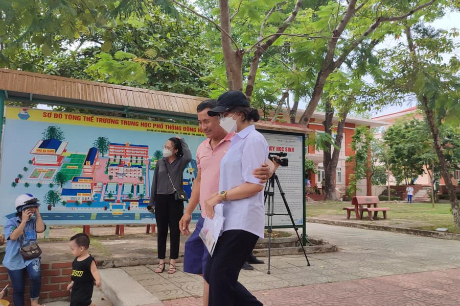 Nhiều phụ huynh và thí sinh không giấu nổi sự phấn khởi sau khi kết thúc bài thi môn Ngữ văn. Nhiều phụ huynh và thí sinh không giấu nổi sự phấn khởi sau khi kết thúc bài thi môn Ngữ văn.