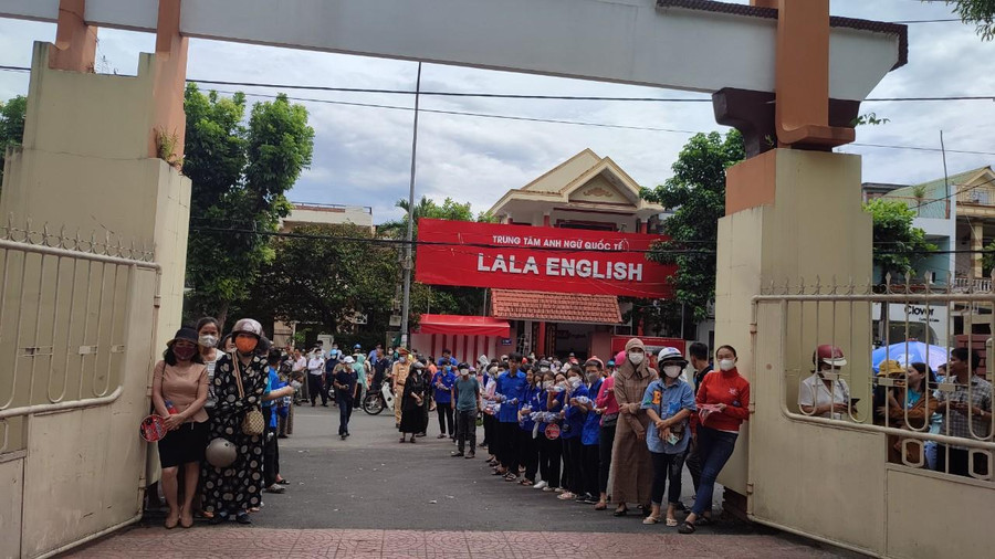 Phụ huynh chờ đón con em tại điểm thi Trường THPT Đông Hà. Phụ huynh chờ đón con em tại điểm thi Trường THPT Đông Hà.