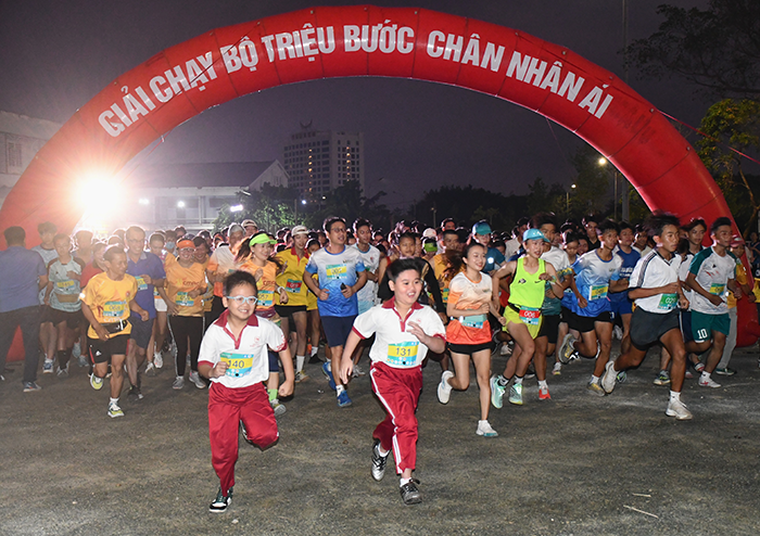 Hơn 750 vận động viên tham gia giải chạy bộ "Triệu bước chân nhân ái".