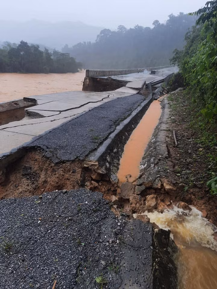 Tuyến đường Hồ Chí Minh nhánh tây đoạn qua xã Trường Sơn huyện Quảng Ninh bị nước lũ đánh sập