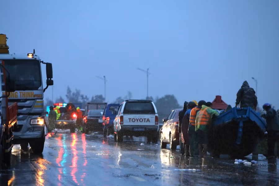 Cơ quan chức năng huyện Quảng Ninh tập trung con người, phương tiện để sẵn sàng ứng cứu người dân trong đêm nay