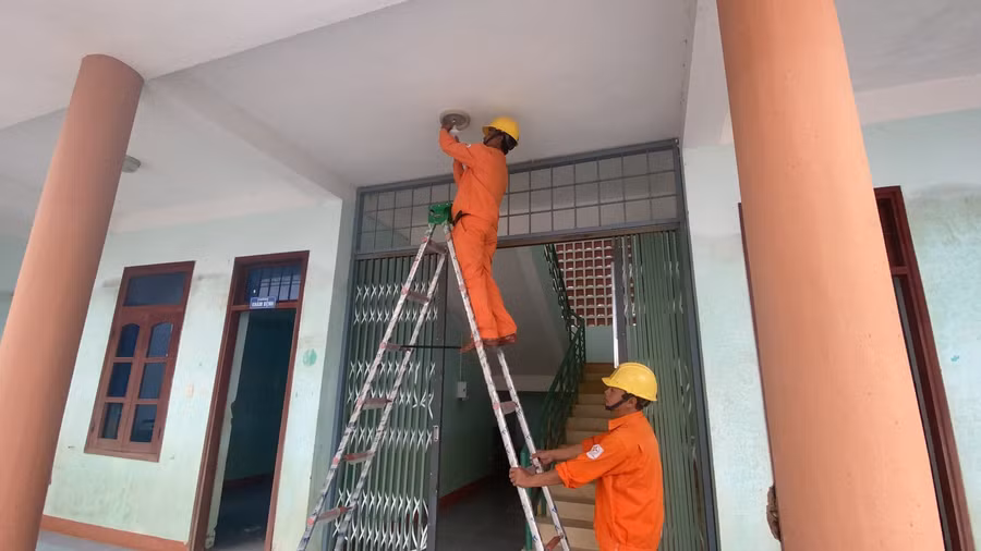 Thay thế thiết bị điện ở Trạm y tế