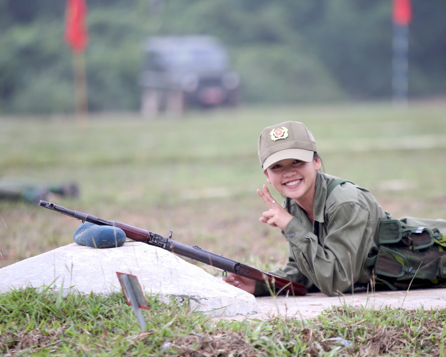 Niềm vui của học sinh khi hoàn thành tốt loạt bắn của mình. Niềm vui của học sinh khi hoàn thành tốt loạt bắn của mình.