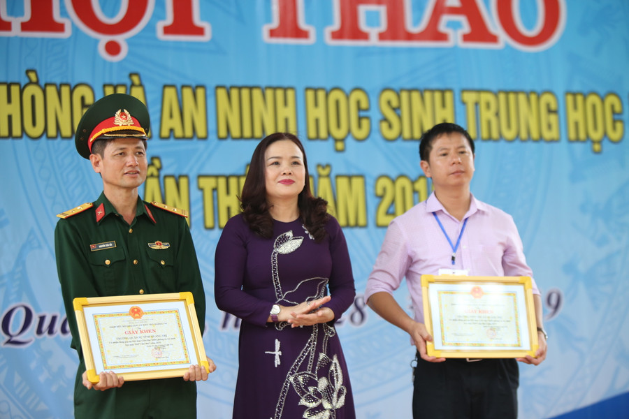 TS. Lê Thị Hương - Giám đốc Sở GD&ĐT tỉnh Quảng Trị tặng giấy khen cho các đơn vị phối hợp tổ chức tốt hội thao giáo dục Quốc phòng An ninh ngành GD&ĐT năm 2019. TS. Lê Thị Hương - Giám đốc Sở GD&ĐT tỉnh Quảng Trị tặng giấy khen cho các đơn vị phối hợp tổ chức tốt hội thao giáo dục Quốc phòng An ninh ngành GD&ĐT năm 2019.