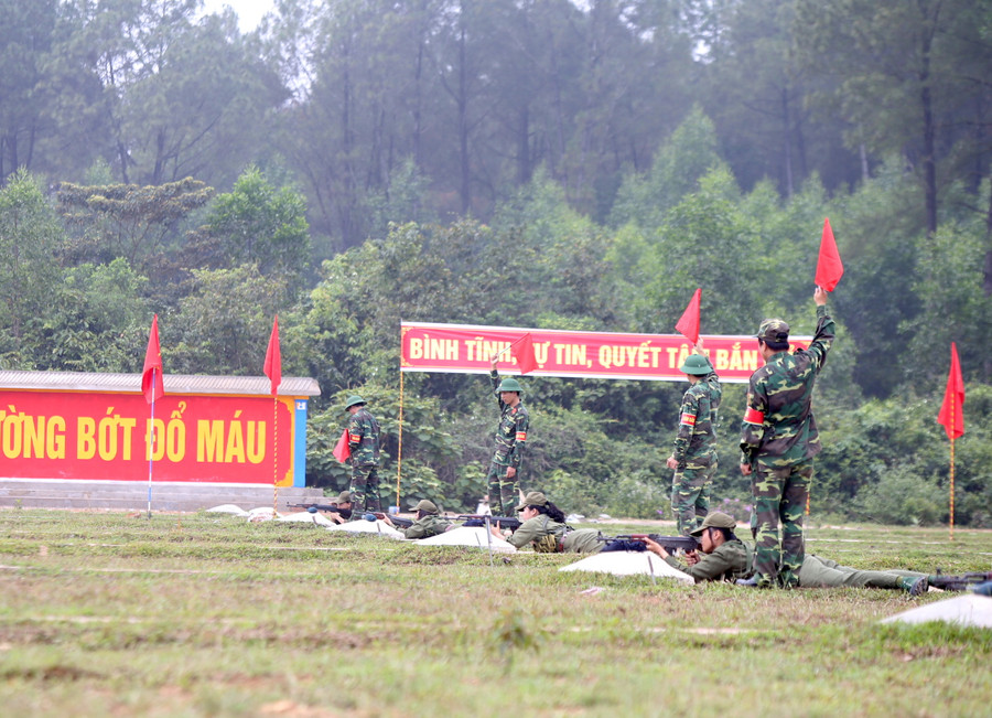 "Bình tỉnh, tự tin, quyết tâm bắn giỏi" là khẩu hiệu thể hiện quyết tâm của các em học sinh tham dự hội thao giáo dục Quốc phòng An ninh. "Bình tỉnh, tự tin, quyết tâm bắn giỏi" là khẩu hiệu thể hiện quyết tâm của các em học sinh tham dự hội thao giáo dục Quốc phòng An ninh.