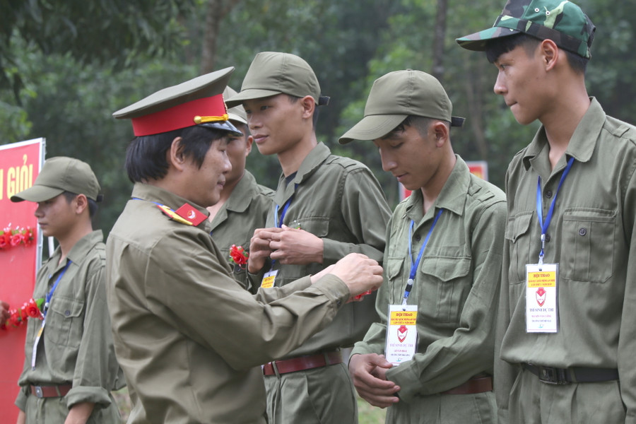 Ông Hoàng Xuân Thủy - Phó giám đốc Sở GD&ĐT tỉnh Quảng Trị tặng hoa điểm 10 cho những học sinh hoàn thành xuất sắc phần thi bắn đạn thật tại hội thao. Ông Hoàng Xuân Thủy - Phó giám đốc Sở GD&ĐT tỉnh Quảng Trị tặng hoa điểm 10 cho những học sinh hoàn thành xuất sắc phần thi bắn đạn thật tại hội thao.