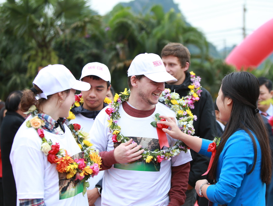 Niềm vui của du khách Quốc tế khi mình trở thành những người đầu tiên "xông đất" vùng Di sản Thiên nhiên Thế gIới VQG Phong Nha - Kẻ Bàng. Niềm vui của du khách Quốc tế khi mình trở thành những người đầu tiên "xông đất" vùng Di sản Thiên nhiên Thế gIới VQG Phong Nha - Kẻ Bàng.