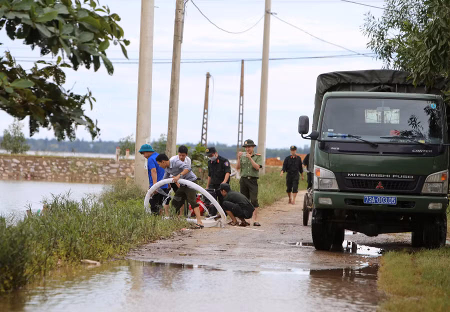 Nối ống, bơm nước vào xịt bùn sân trường