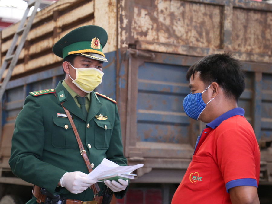 Ngoài công tác kiểm tra kiểm soát theo nhiệm vụ, lực lượng biên phòng chính là đội ngũ tuyên truyền mức độ nguy hiểm đối với người dân, lái xe thường xuyên qua lại vùng biên giới. Ngoài công tác kiểm tra kiểm soát theo nhiệm vụ, lực lượng biên phòng chính là đội ngũ tuyên truyền mức độ nguy hiểm đối với người dân, lái xe thường xuyên qua lại vùng biên giới.