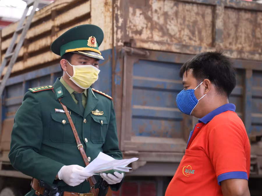 Ngoài công tác kiểm tra kiểm soát theo nhiệm vụ, lực lượng biên phòng chính là đội ngũ tuyên truyền mức độ nguy hiểm đối với người dân, lái xe thường xuyên qua lại vùng biên giới.