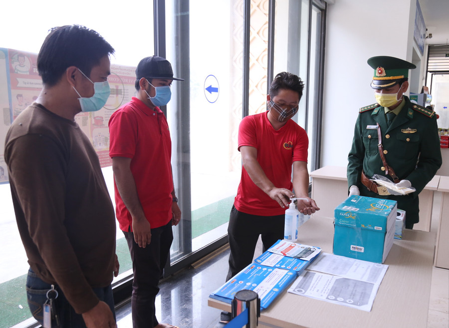 Lực lượng Biên phòng phát khẩu trang miễn phí cho người nước ngoài nhập cảnh vào Việt Nam qua cửa khẩu Quốc tế Cha Lo. Lực lượng Biên phòng phát khẩu trang miễn phí cho người nước ngoài nhập cảnh vào Việt Nam qua cửa khẩu Quốc tế Cha Lo.