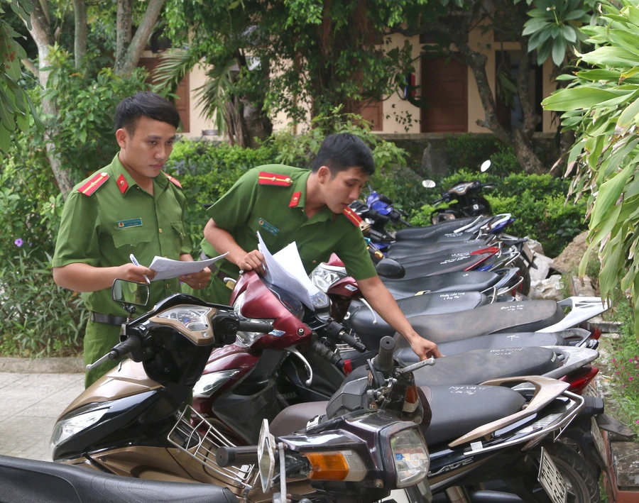 Lực lượng CA huyện Lệ Thuỷ kiểm tra các xe máy là tang vật thu được từ việc khám phá nhóm đối tượng chuyên trộm cắp xe máy trên địa bàn.