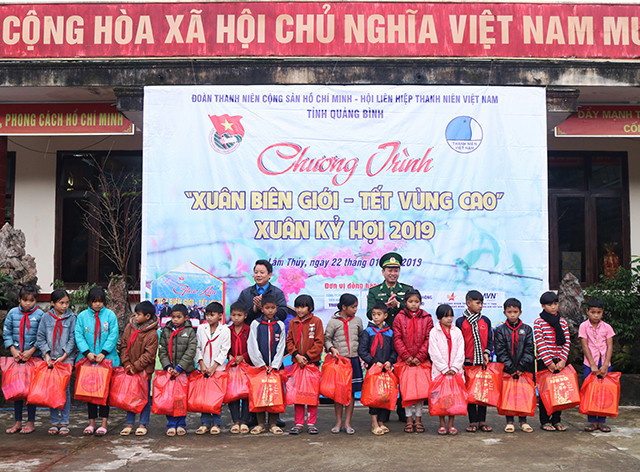 Tặng quà cho các em học sinh là con em đồng bào dân tộc Tặng quà cho các em học sinh là con em đồng bào dân tộc