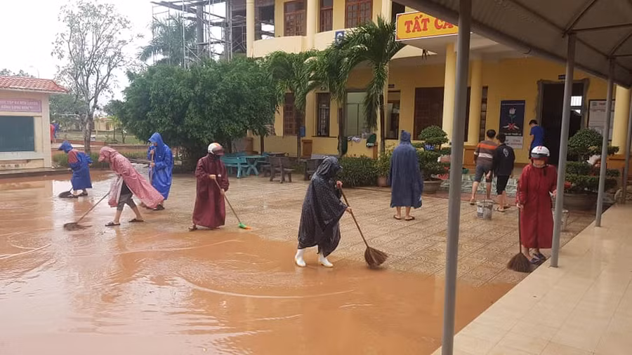 Dọn bùn đất sau lũ