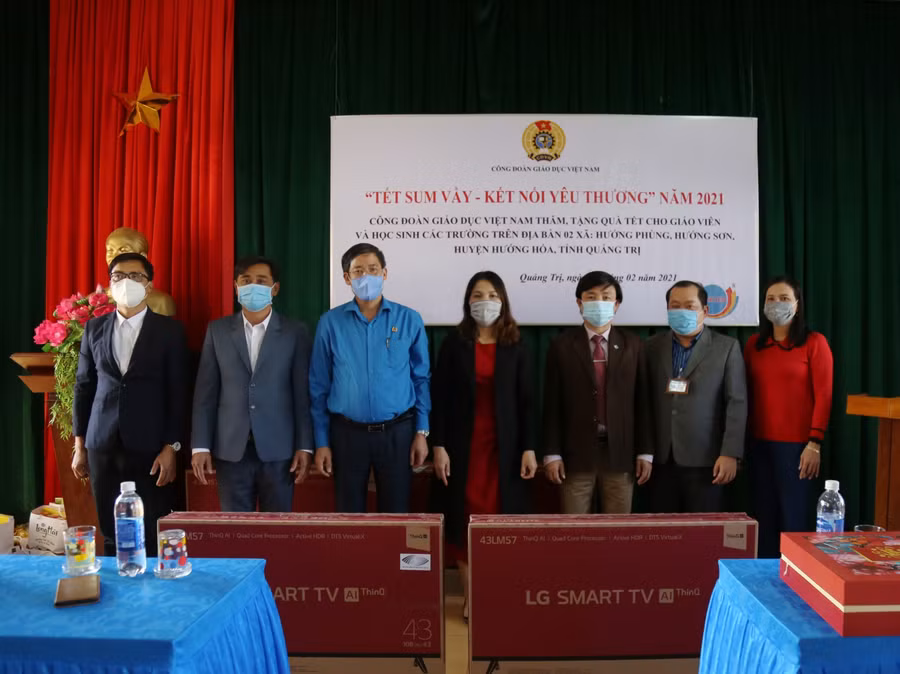 Ông Vũ Minh Đức - Chủ tịch Công đoàn Giáo dục Việt Nam trao tặng tivi cho các trường học ở huyện Hướng Hoá tỉnh Quảng Trị