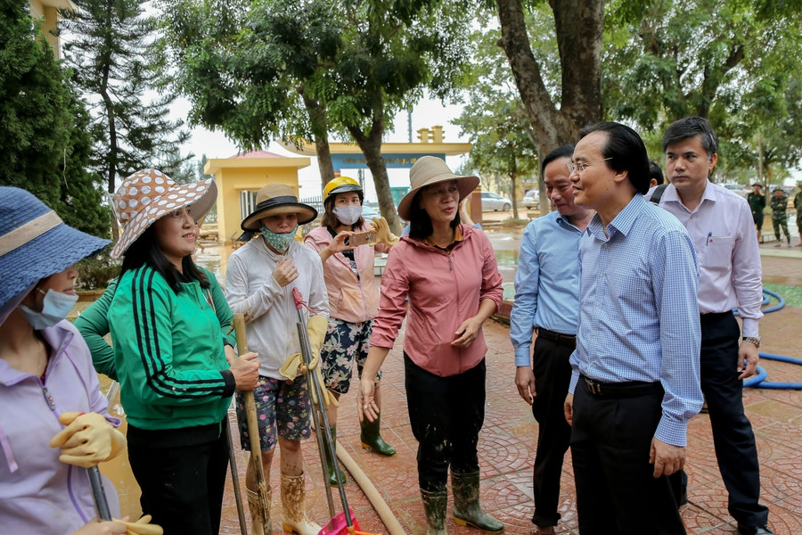 Bộ trưởng Phùng Xuân Nhạ động viên các thầy cô đang dọn vệ sinh trường lớp sau lũ. Bộ trưởng Phùng Xuân Nhạ động viên các thầy cô đang dọn vệ sinh trường lớp sau lũ.
