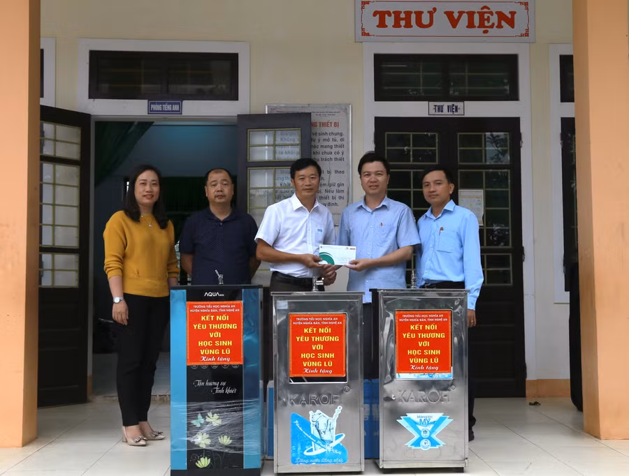 Tặng máy lọc nước cho trường học tại tỉnh Quảng Trị.