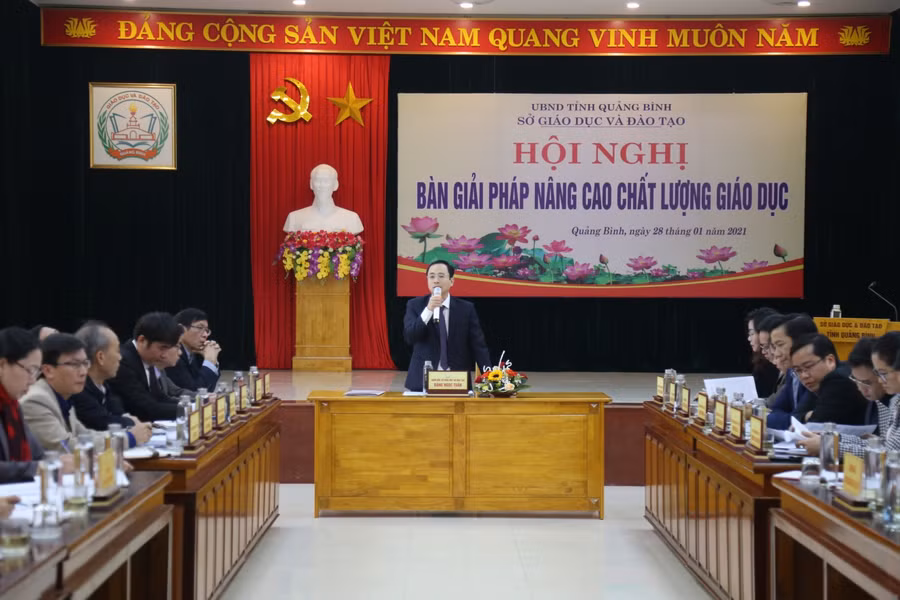 Sở GD&amp;ĐT Quảng Bình đã tổ chức hội nghị bàn giải pháp nâng cao chất lượng giáo dục trong thời gian tới.