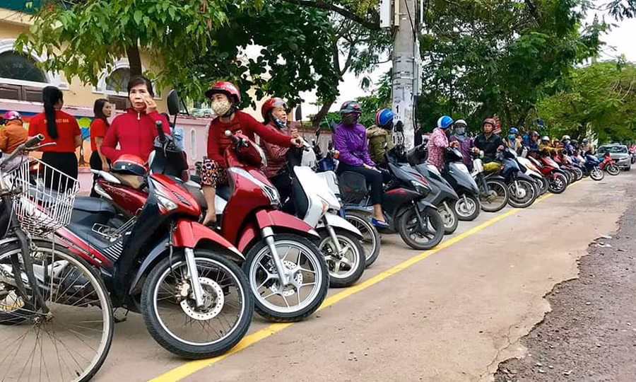 Phụ huynh dừng xe ngăn nắp trước cổng trường Tiểu học số II Bắc Lý trong khi chờ đón con sau giờ học (Ảnh Ngô Mạnh - Bí thư đoàn phường Bắc Lý Tp. Đồng Hới).