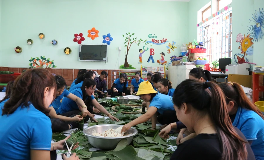 Đại diện Báo GD&TĐ phối hợp cùng giáo viên các Trường mầm non trên địa bàn Tp. Đồng Hới gói bánh chưng tặng bà con nhân dân vùng lũ.