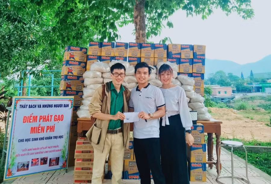 ATM gạo do thầy Bách và những người bạn mà thầy kết nối đã giúp cho hàng trăm học sinh khó khăn vơi đi phần nào thiếu thốn, vất vả