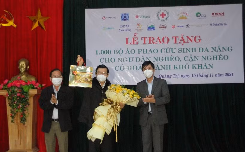 Lãnh đạo tỉnh Quảng Trị tặng hoa tri ân nguyên Chủ tịch nước Trương Tấn Sang.