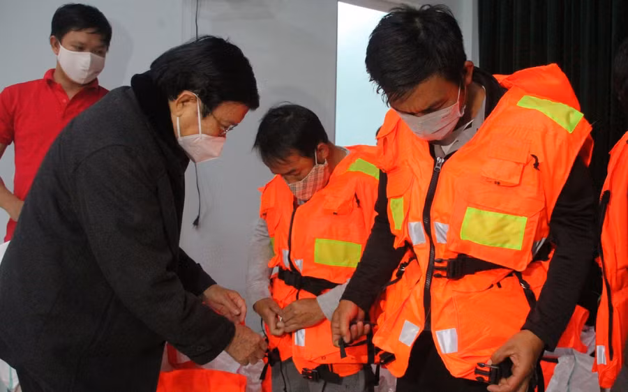 1.000 bộ áo phao được trao tặng cho ngư dân lần này có rất nhiều công dụng hữu ích.